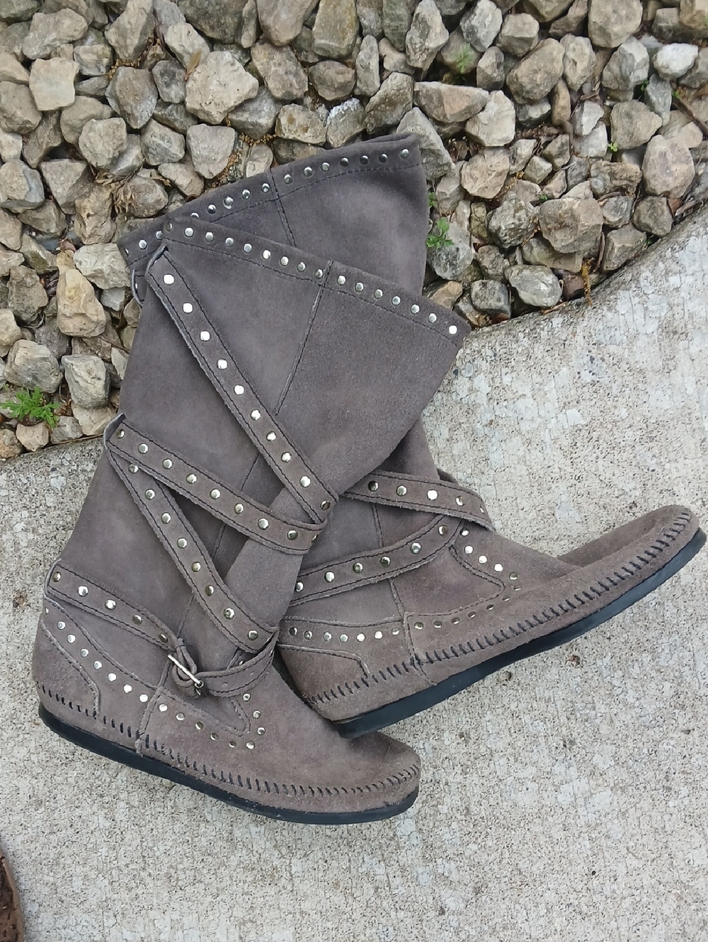 Minnetonka moccasin boots featuring silver studded straps. Sz 8.5 Vintage